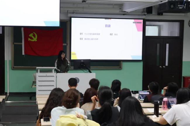 图片8:“先锋领航办实事,职点迷津助成长”实习就业经验分享会