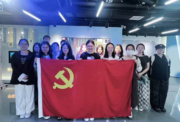 图片12:“科普助成长,支部共担当”科技馆志愿讲解活动